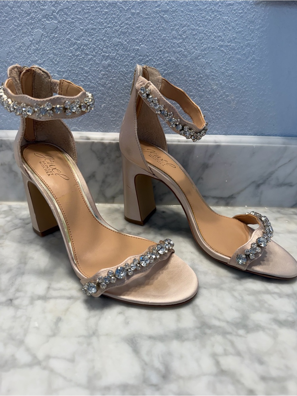 JEWEL BADGLEY MISCHKA Women's Champagne Satin Rhinestone Mayra Sandals S 8